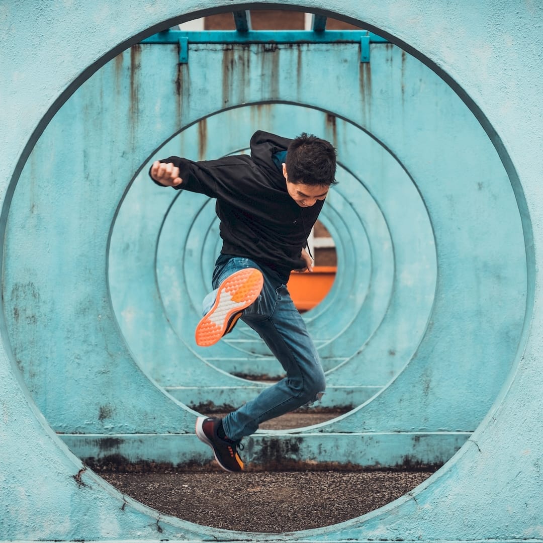 Egy személyi edző parkour edzés közben Várpalotan