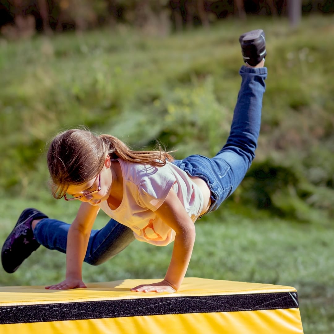 Egy edző parkour edzés gyerekeknek közben Szentendreen