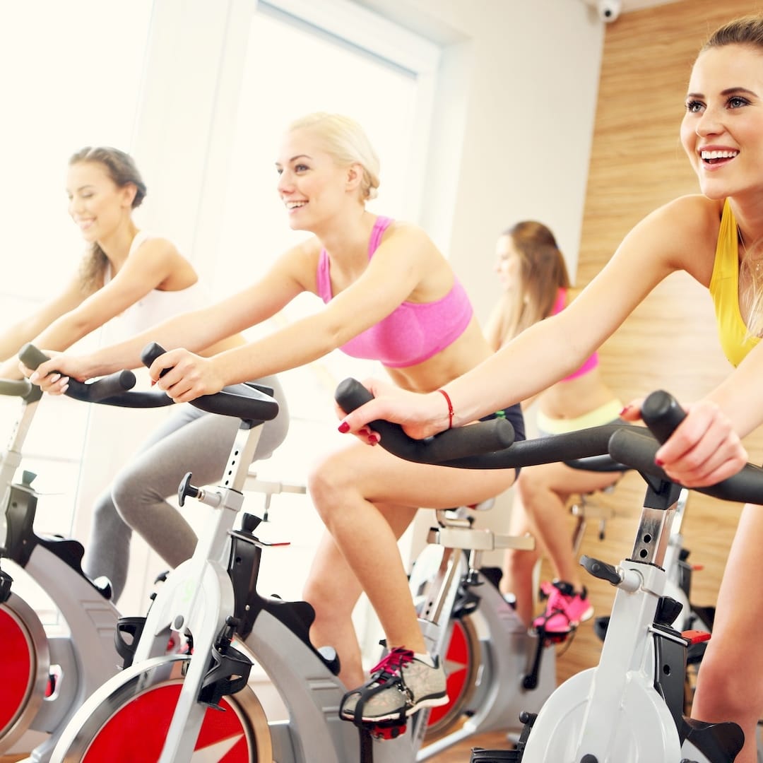 Egy személyi edző spinning edzés közben Várpalotan