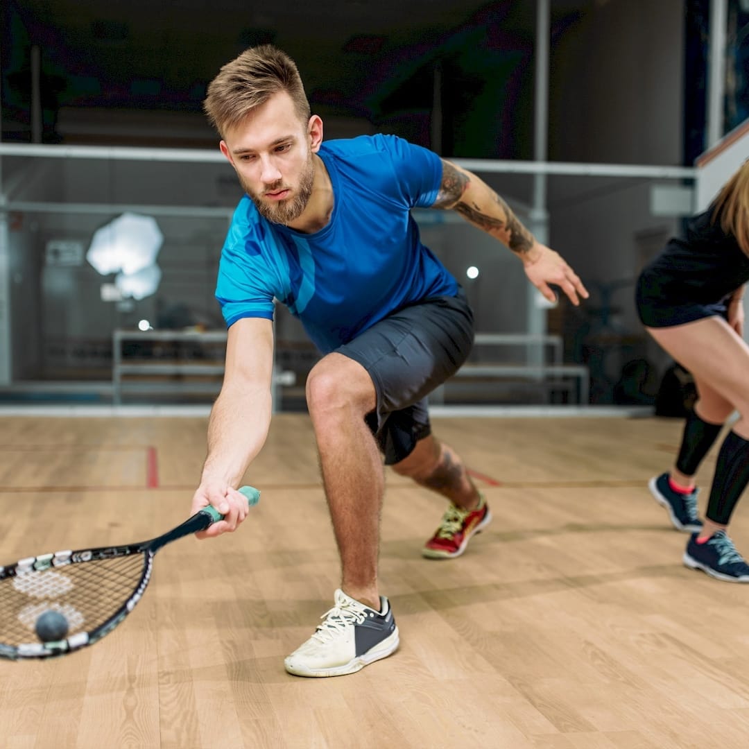 Egy sportedző squash edzés közben Táten