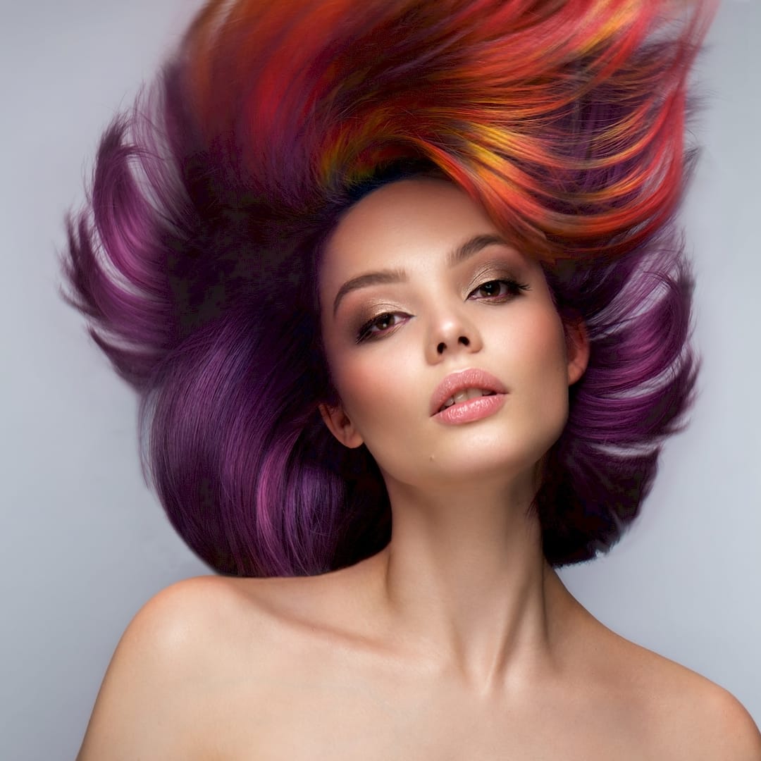 Egy fodrász balayage festés közben Kalocsán