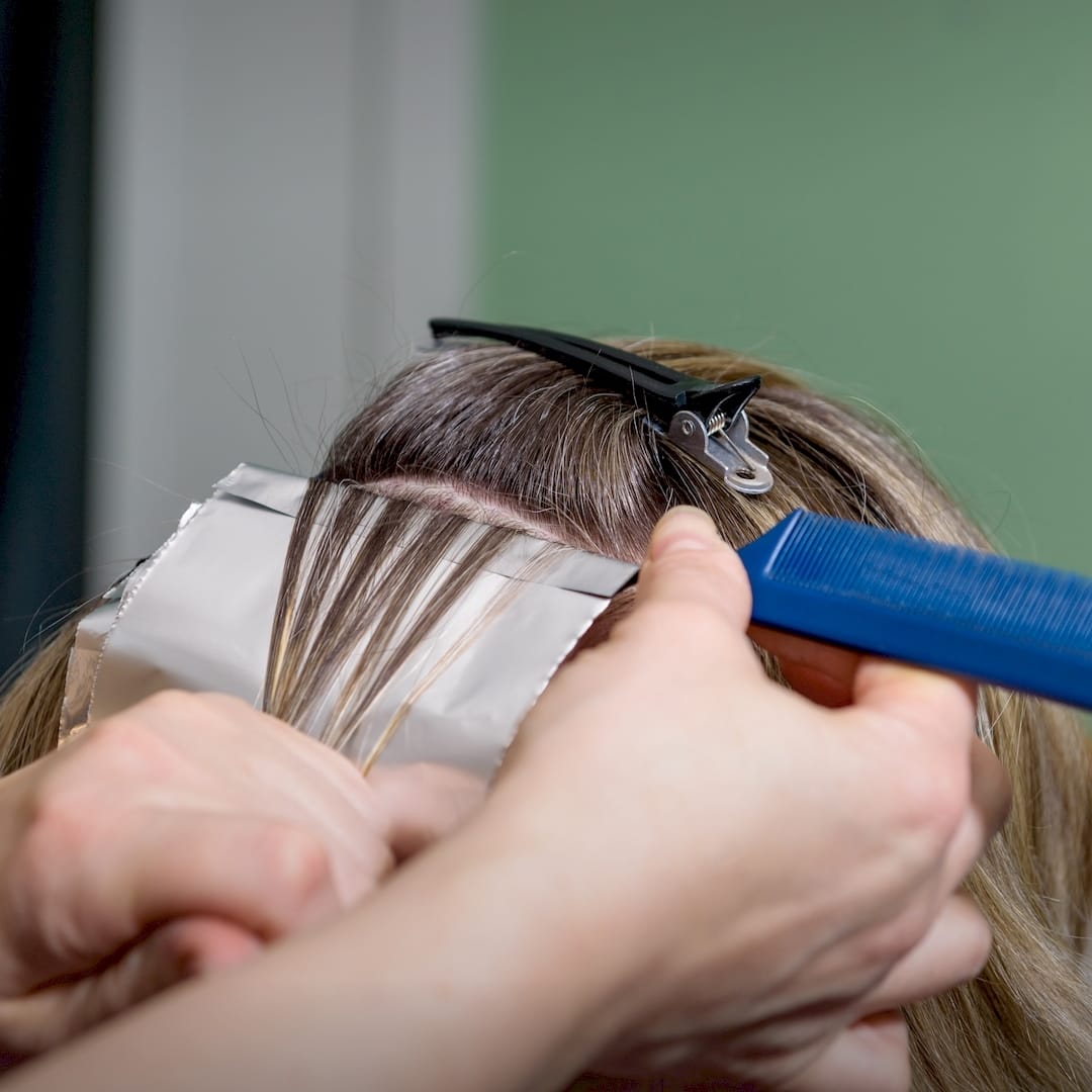 Egy fodrász balayage hajfestés közben Kalocsán
