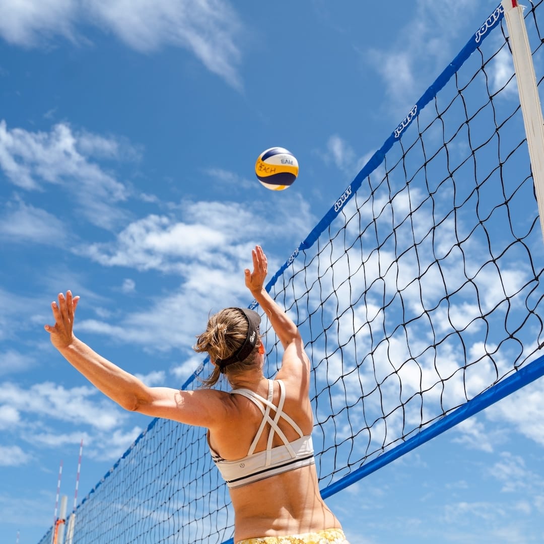 Egy sportedző strandröplabda edzés közben Dunavecsén