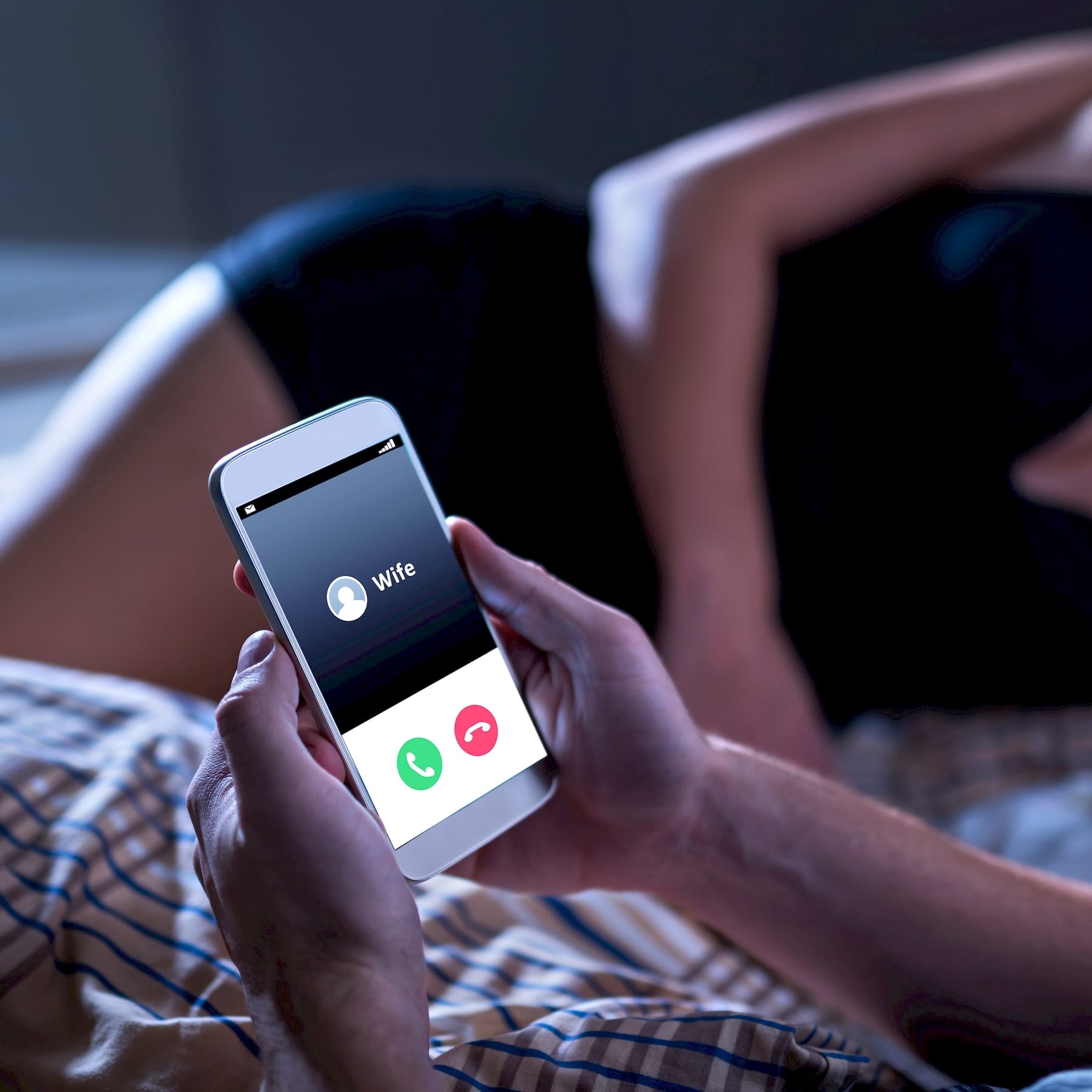 Egy magánnyomozó telefon lenyomozása telefonszám alapján közben Pálházan
