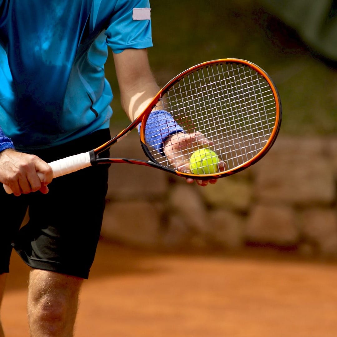 Egy sportedző tenisz edzés közben Pilisen