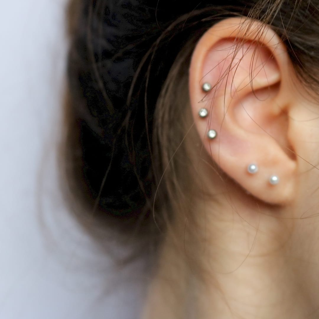 Egy piercer ear piercing szúráss közben Miskolcon