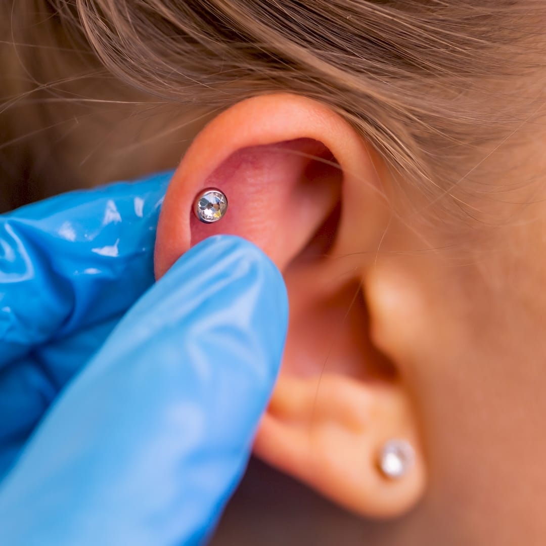 Egy piercer füllyukasztás közben Nyírmadan