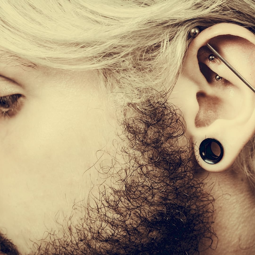 Egy piercer industrial piercing szúrás közben Nyíregyházán