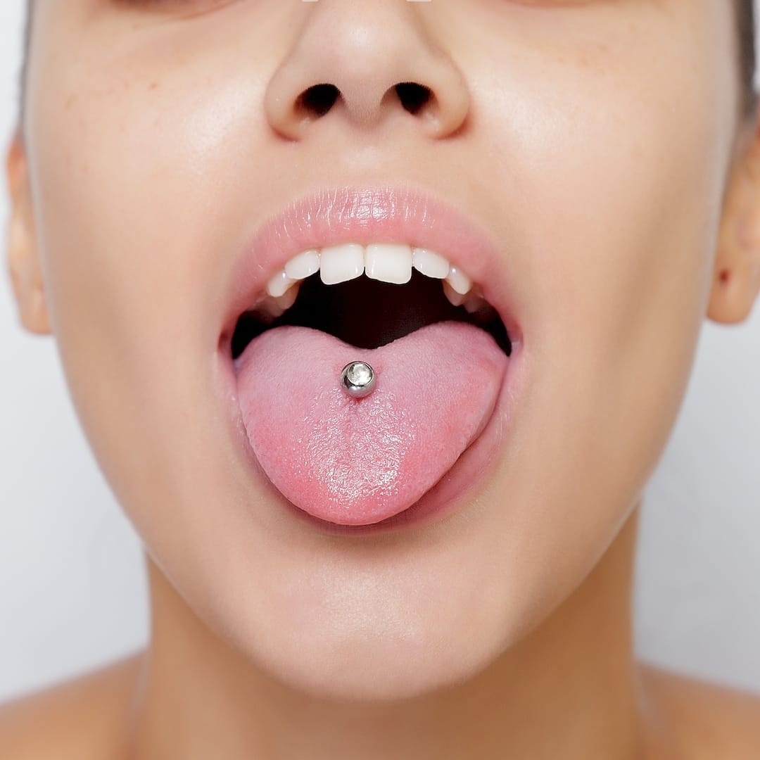 Egy piercer nyelv piercing szúrás közben Veszprémben