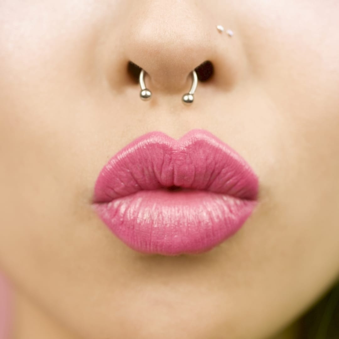 Egy piercer septum piercing szúrás közben Szentlőrincen