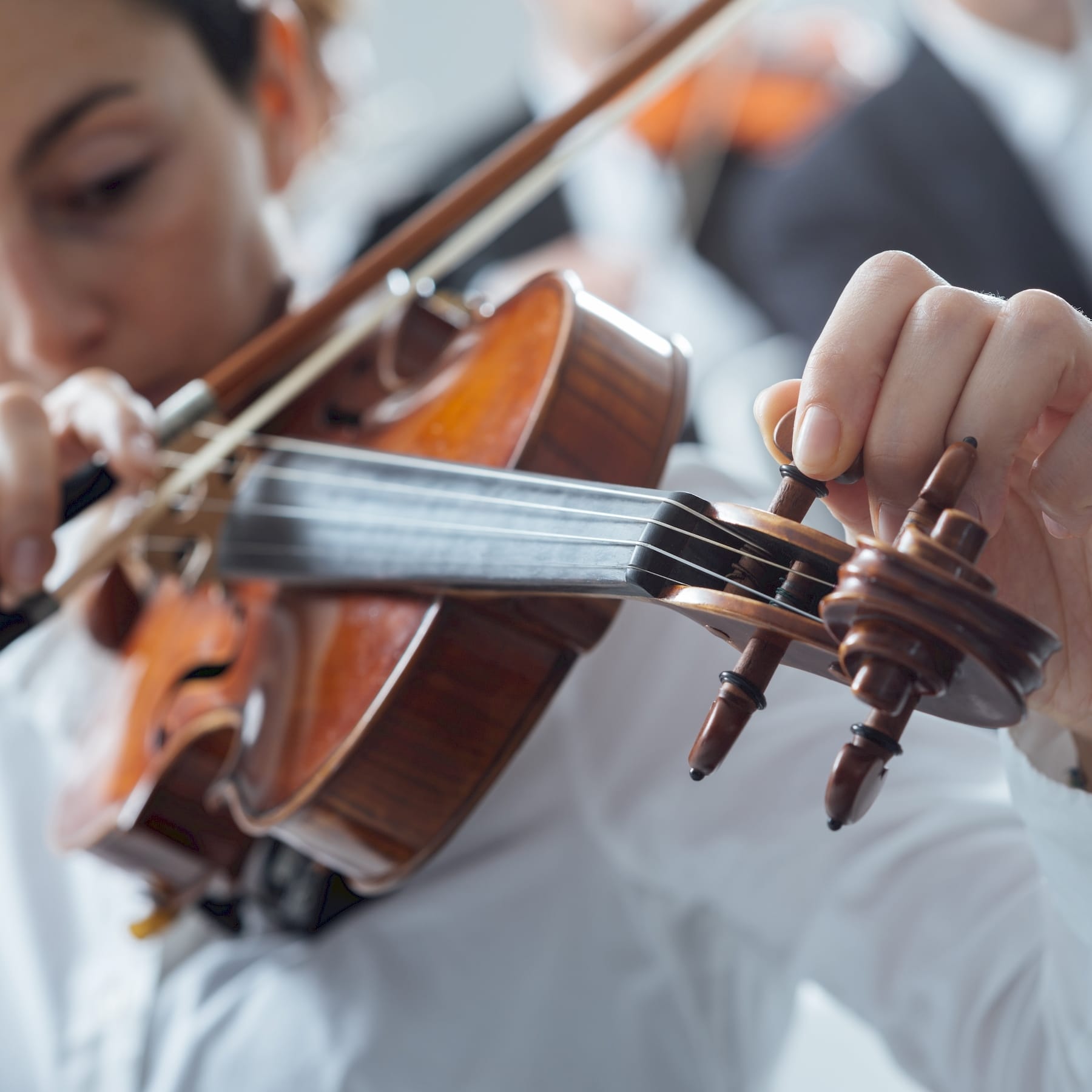 Egy hangszerész ukulele hangolás közben Móren