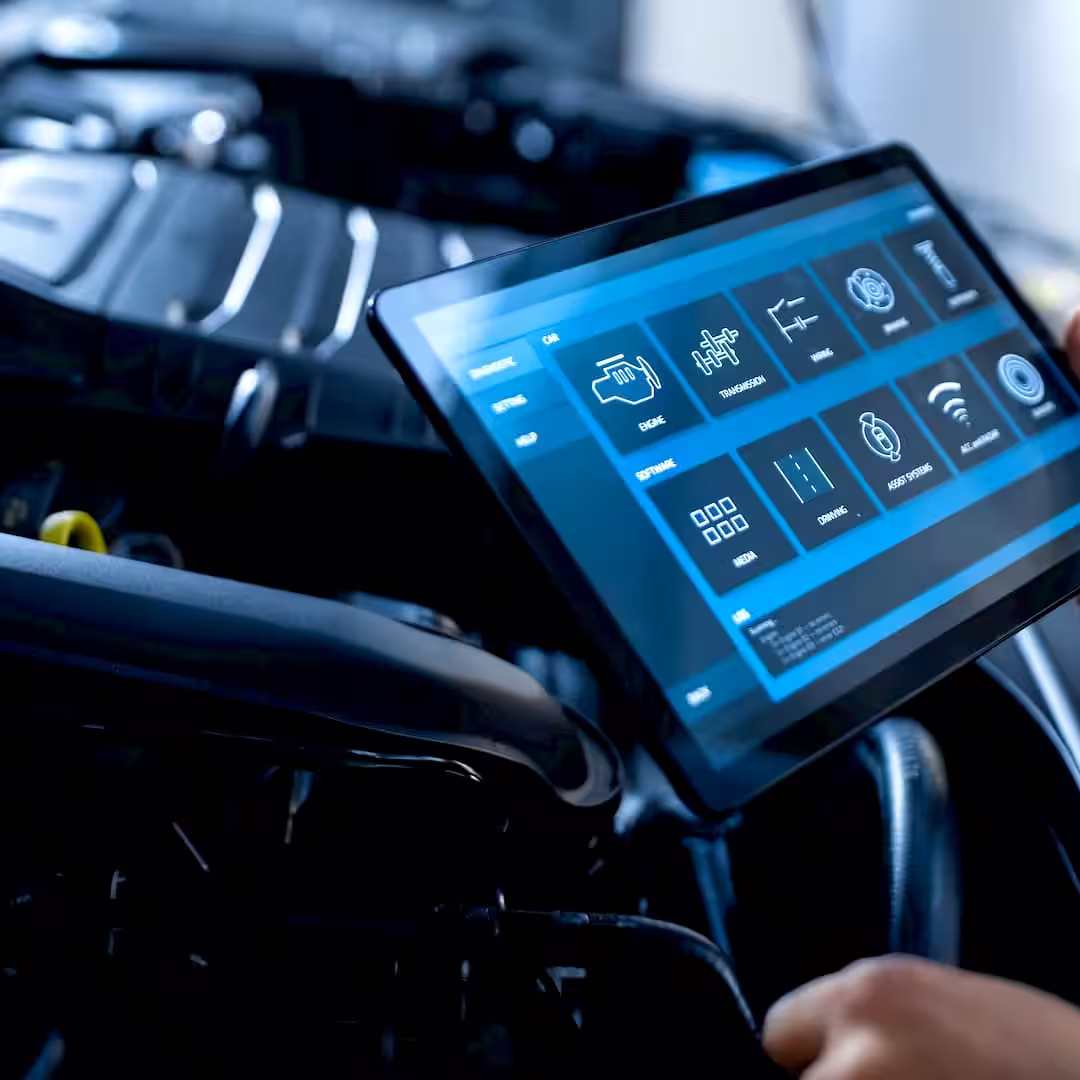 Egy autószerelő motordiagnosztika közben Szigetszentmiklósen