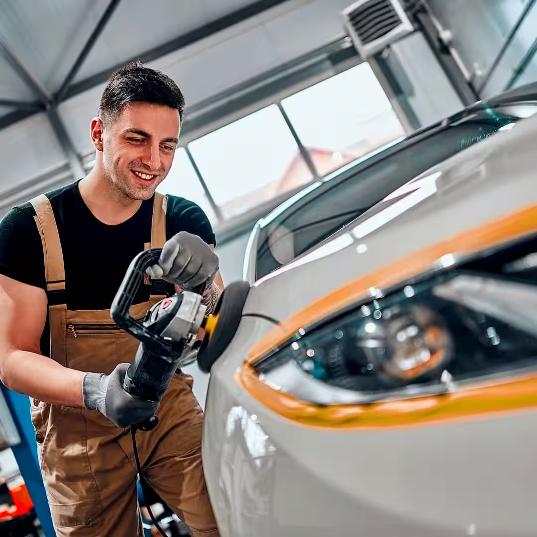 Egy járműfényező motorháztető fényezés közben Nagykállóen