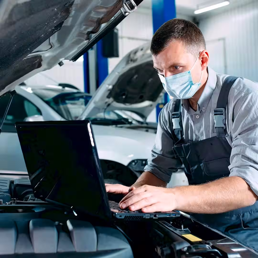 Egy autóvillamossági szerelő tuning fényszóró közben Kiskunfélegyházan