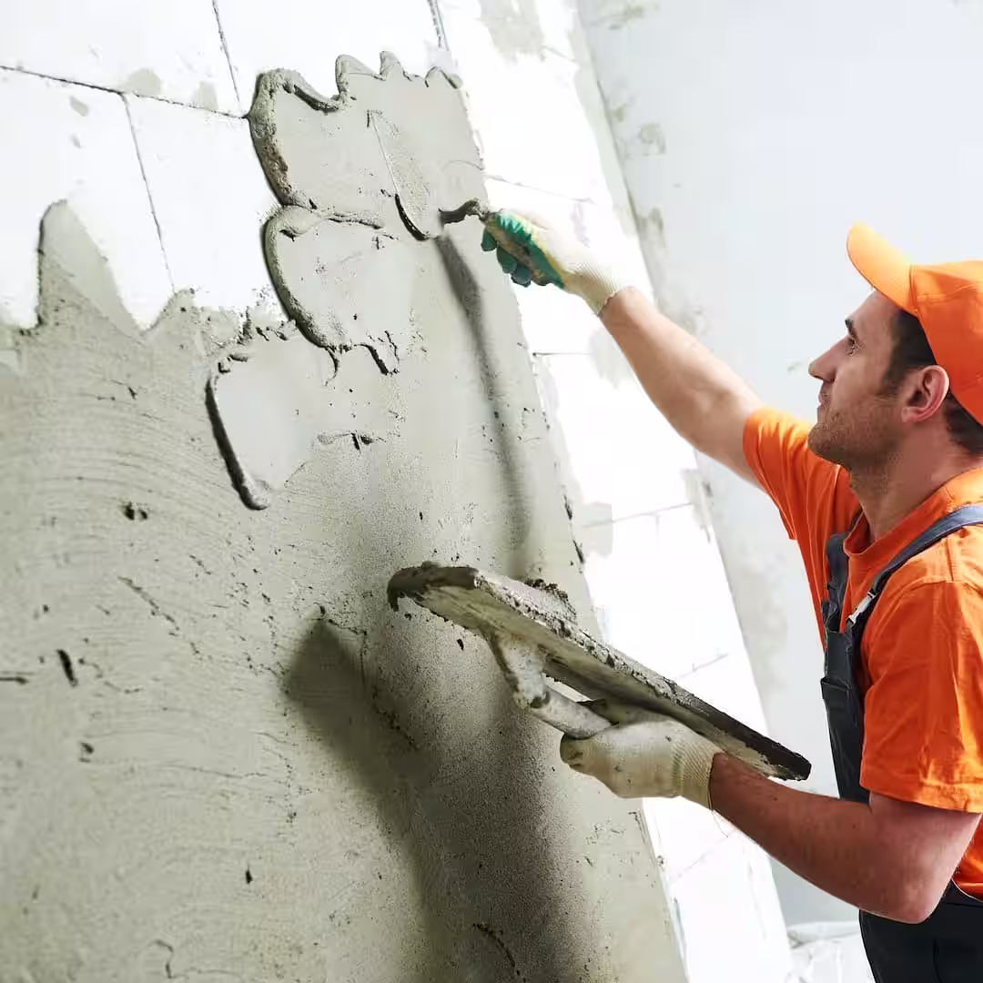 Egy kőműves belső vakolás közben Hajdúsámsonban