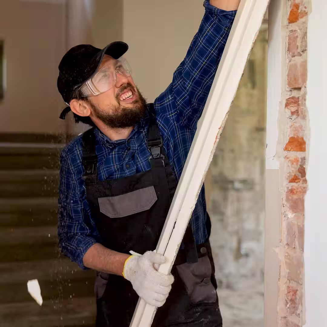 Egy ajtószerelő beltéri ajtó cseréje panellakásban közben Nagykállóen