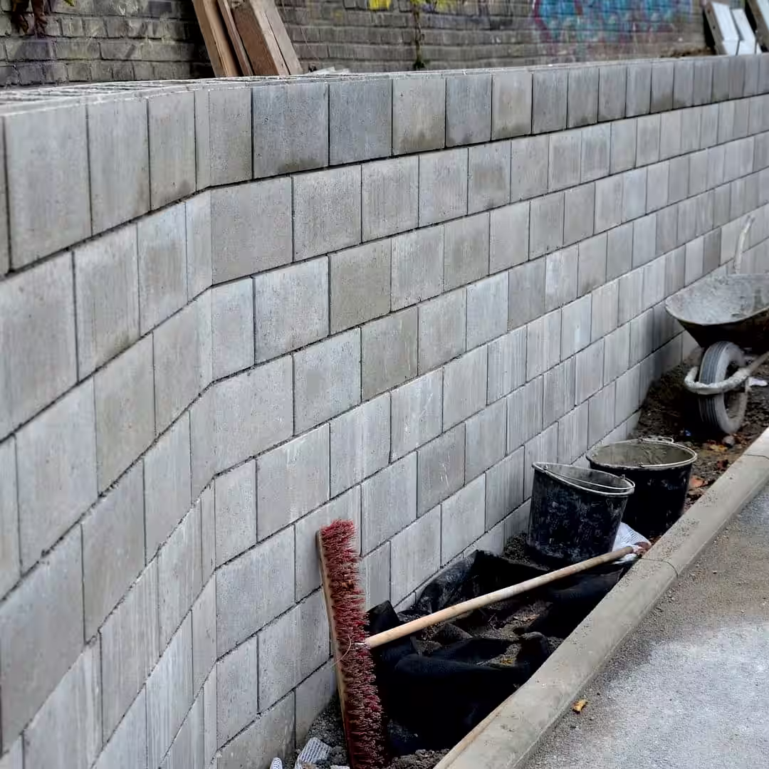 Egy beton kerítésepítő beton kerítés építés közben Bonyhádon