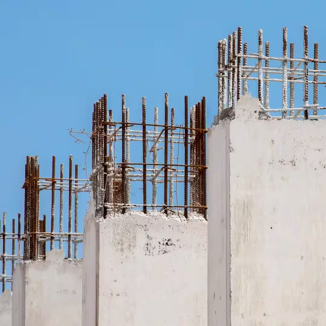 Egy betonoszlopokból épített kerítés betonoszlop kerítés építés közben Csengeren