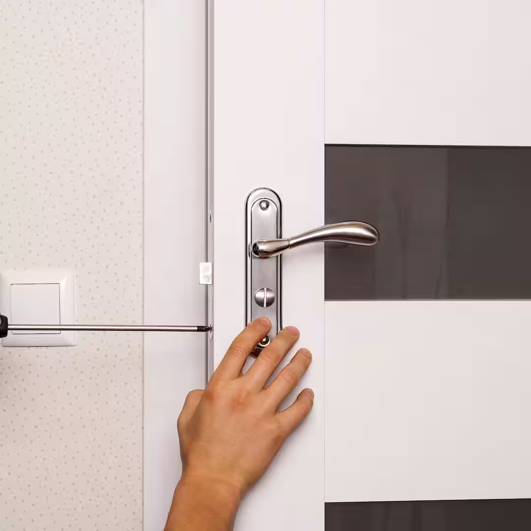 Egy ajtószerelő biztonsági ajtó javítás közben Kiskunfélegyházan