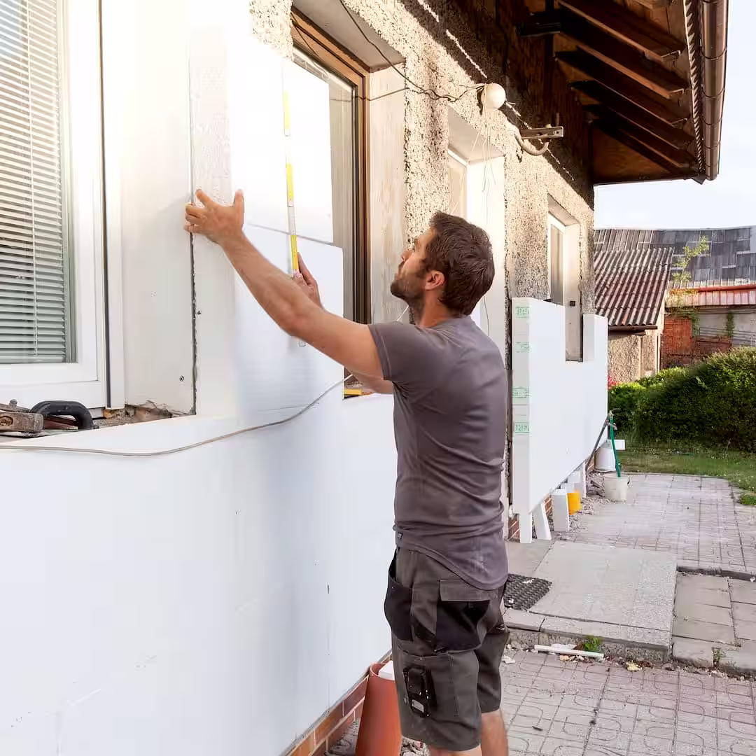 Egy hőszigetelő családi ház külső szigetelése közben Nagykállóen