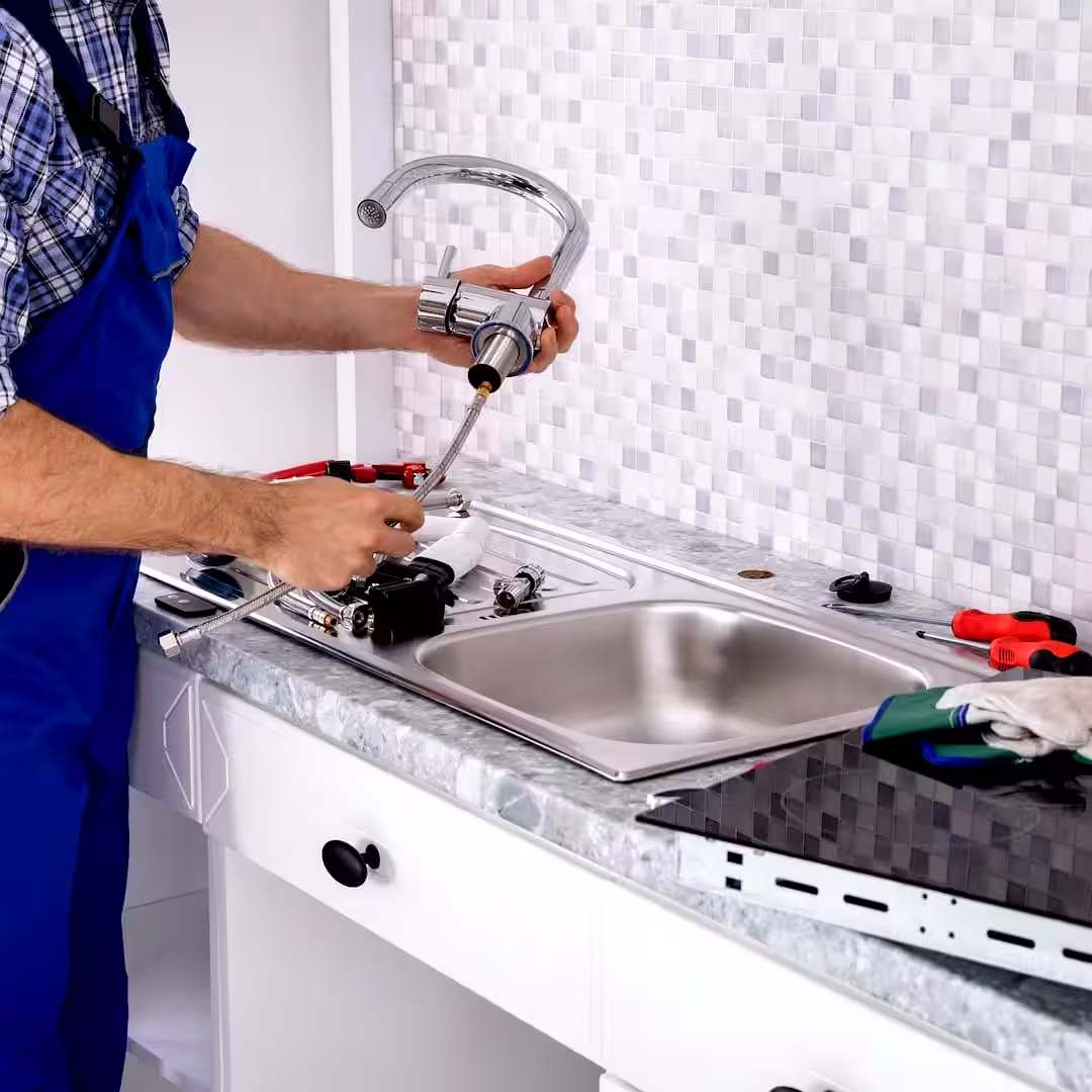 Egy kályhás cserépkályha összerakása közben Kiskunfélegyházan