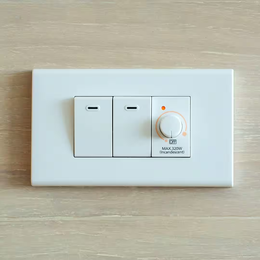 Egy villanyszerelő dimmer kapcsoló bekötése közben Hajdúsámsonban