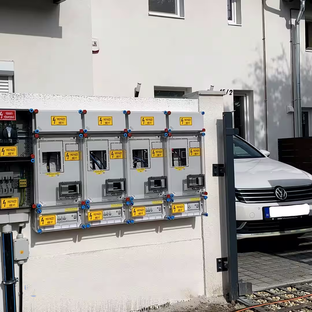 Egy villanyszerelő eon szabványos mérőhely közben Bonyhádon