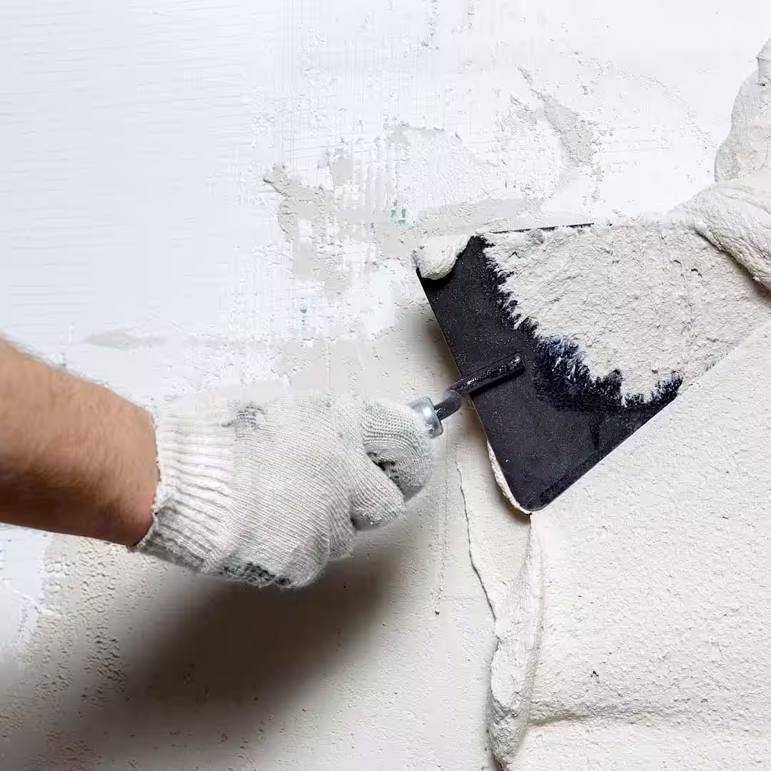 Egy kőműves fal vakolás közben Nagykállóen