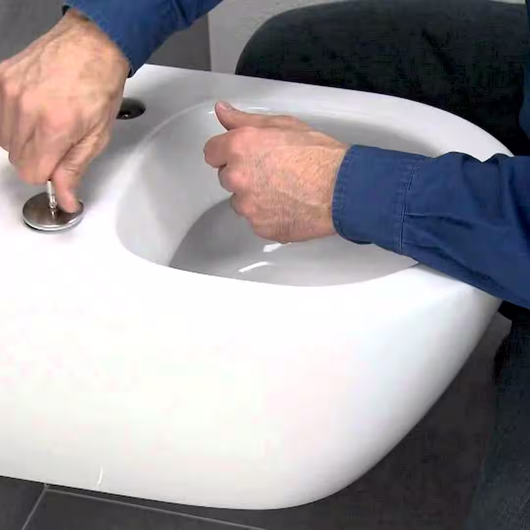 Egy wc tartály javítója, falba építhető wc tartály javítása közben Szigetszentmiklósen