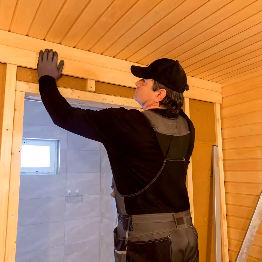 Egy szaunaépítő fatüzelésű szauna építés közben Nagykállóen