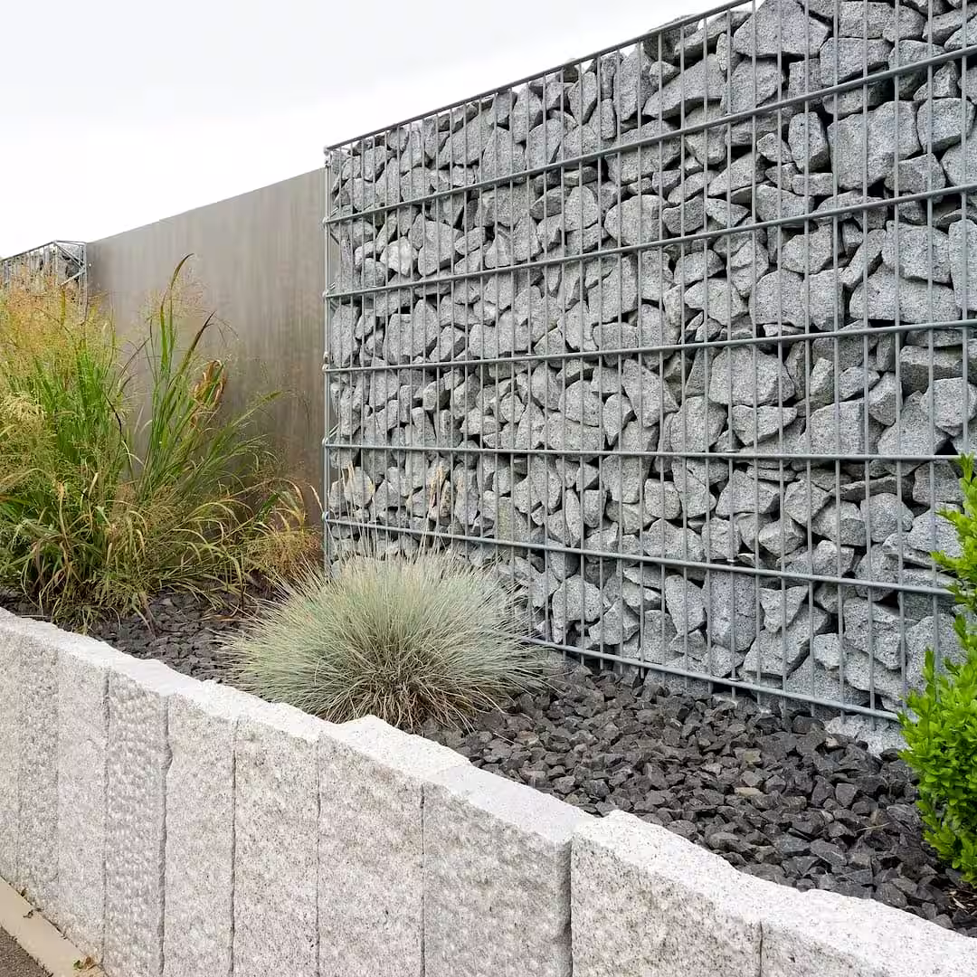 Egy gabion kerítésepítő gabion kerítés építés közben Bodajkon