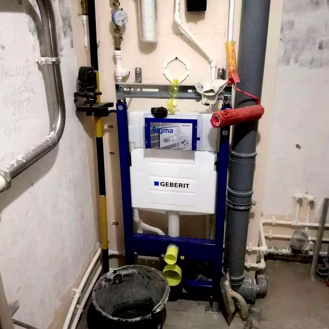 Egy szakember, aki végzi a geberit wc tartály bekötését, geberit wc tartály bekötése közben Nagykállóen