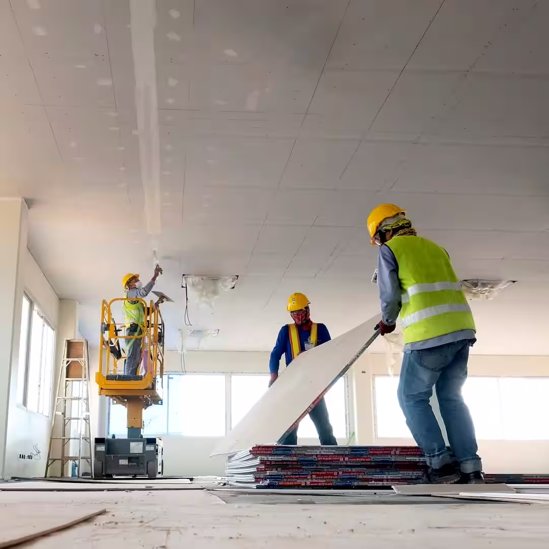 Egy gipszkartonozó szakember gipszkartonozás közben Szigetszentmiklósen