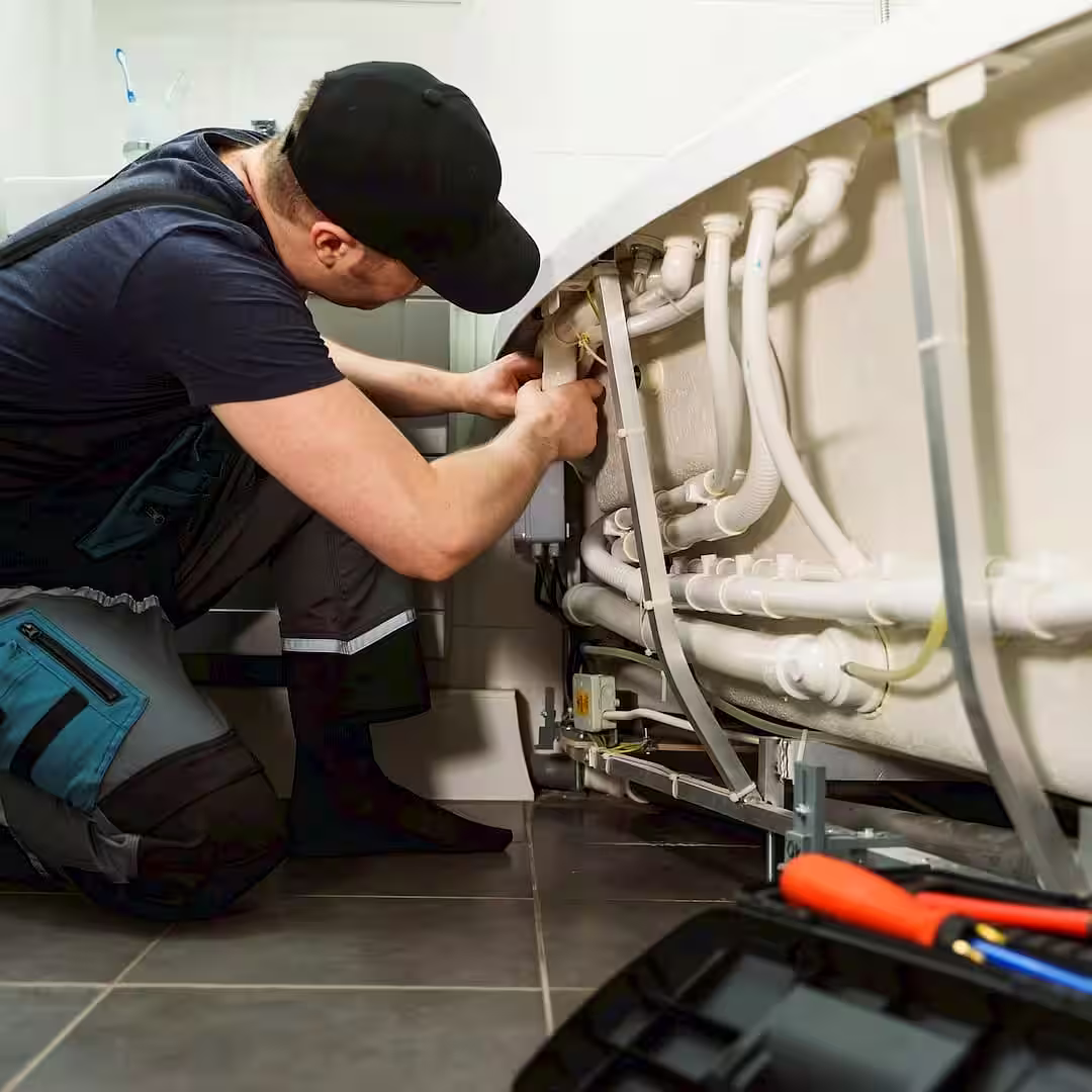 Egy vízszerelő hidromasszázs kád javítás közben Nagykállóen
