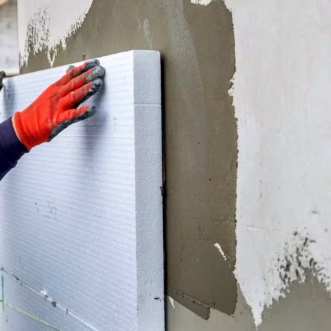 Egy hőszigetelő homlokzati hőszigetelés közben Nagykállóen