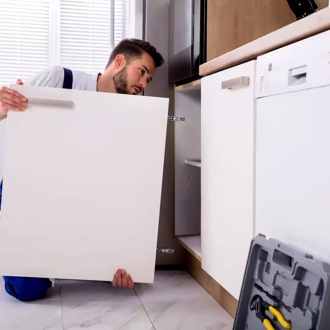 Egy bútorasztalos ikea bútor összeszerelés közben Bonyhádon
