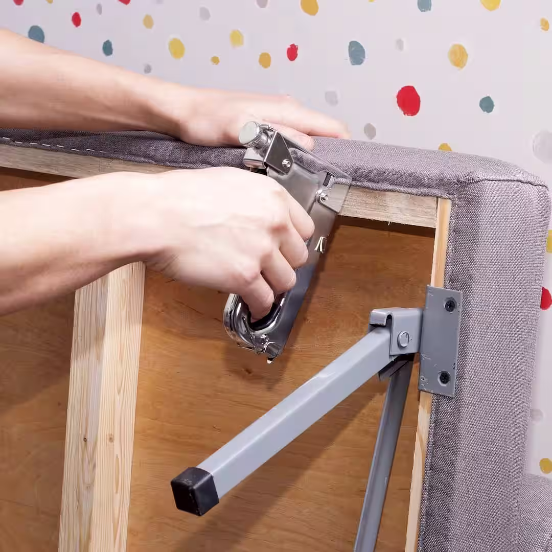 Egy bútorasztalos ikea kanapé kárpitozás közben Csengeren