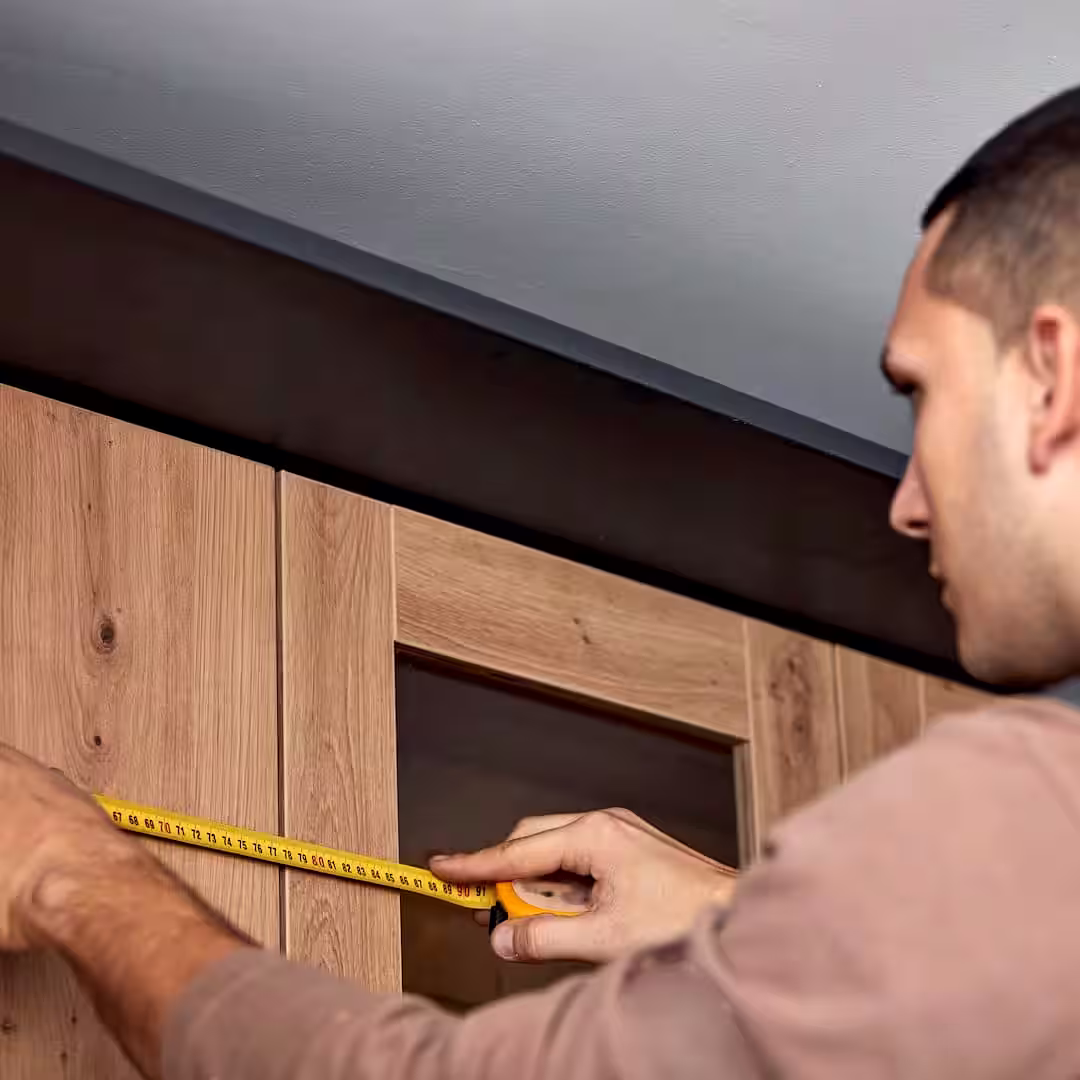 Egy bútorasztalos ikea konyha beépítés közben Bonyhádon