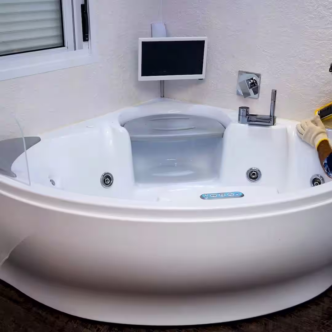 Egy szakember, aki a jacuzzi karbantartását végzi, jacuzzi karbantartás közben Nagykállóen