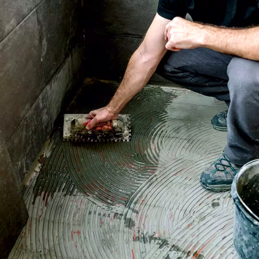 Egy betonozó járda betonozás dilatáció közben Bonyhádon