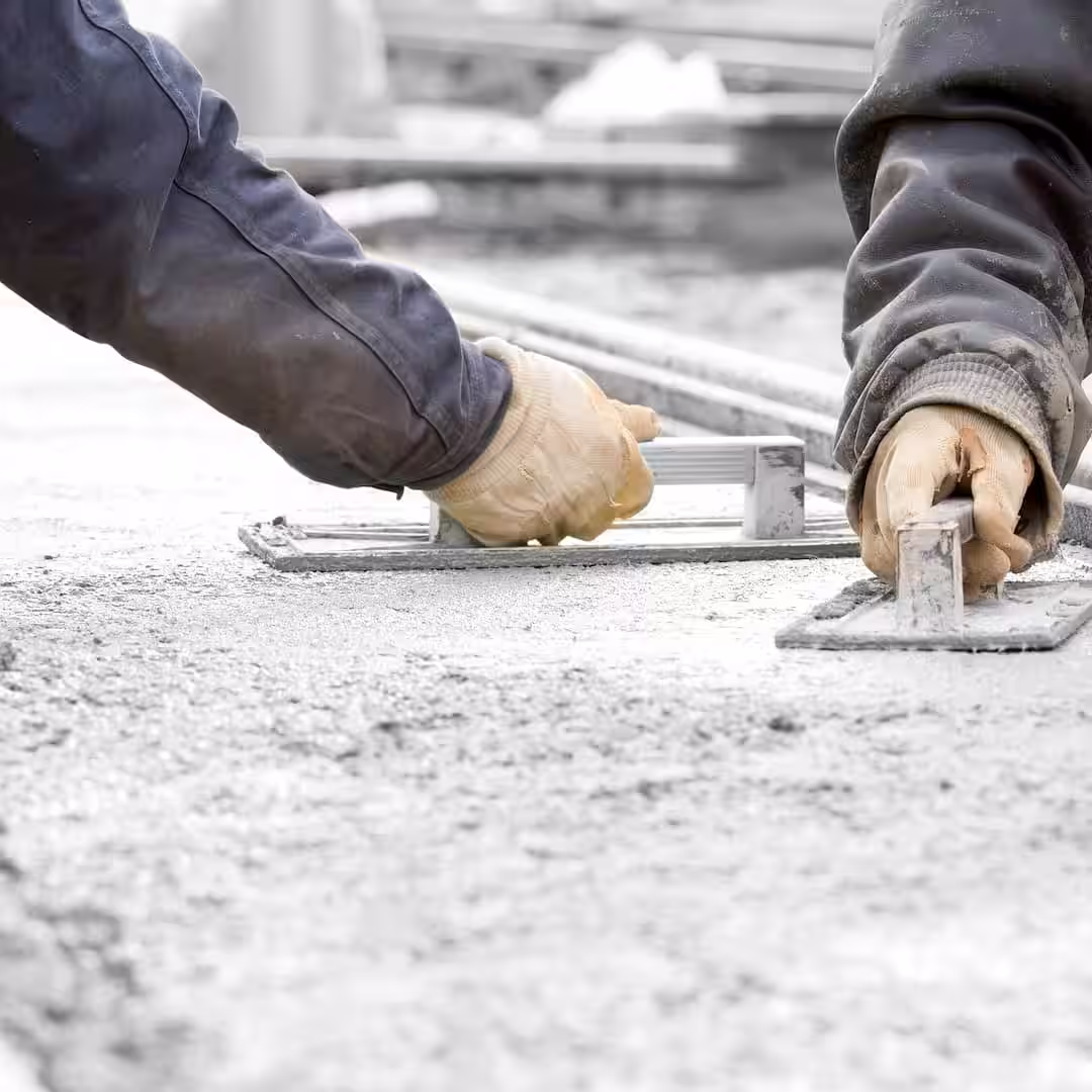 Egy betonozó járda betonozás közben Szigetszentmiklósen