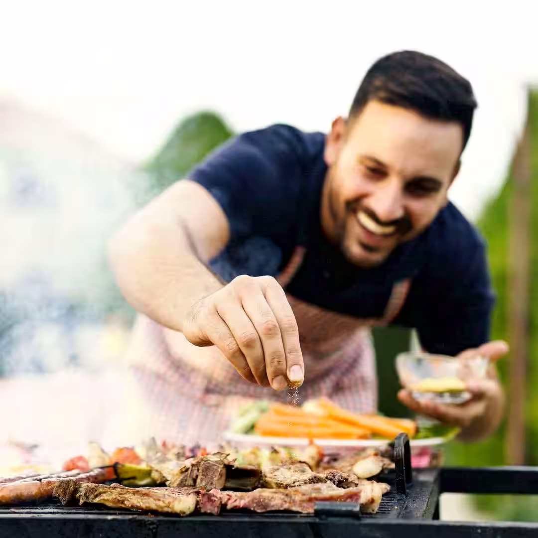 Egy kemenceépítő kerti grill építés közben Kiskunfélegyházan