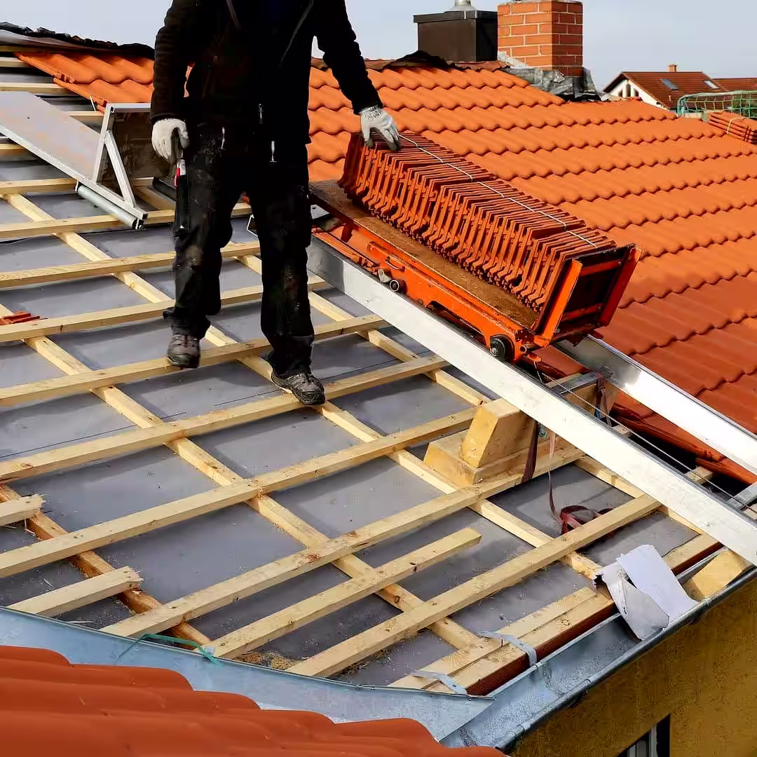 Egy tetőfedő kontyolt tető készítés közben Bodajkon