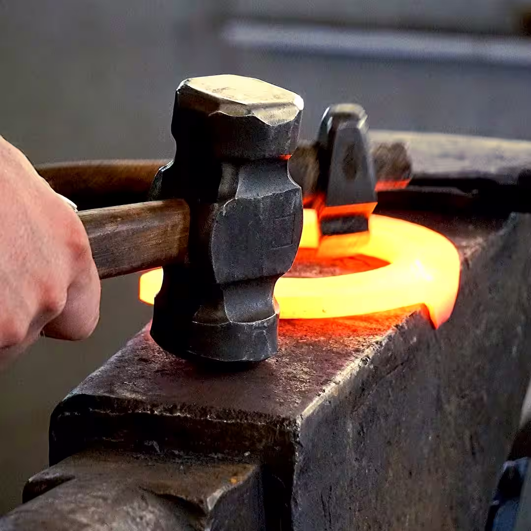Egy kovácsoltvas kapukészítő kovácsoltvas kapu készítés közben Bonyhádon