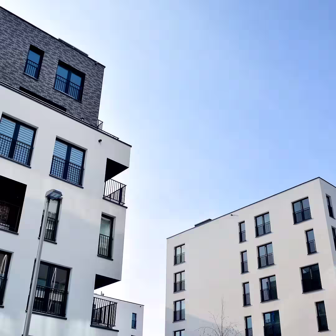 Egy építészmérnök külső homlokzat tervezés közben Csongrádon
