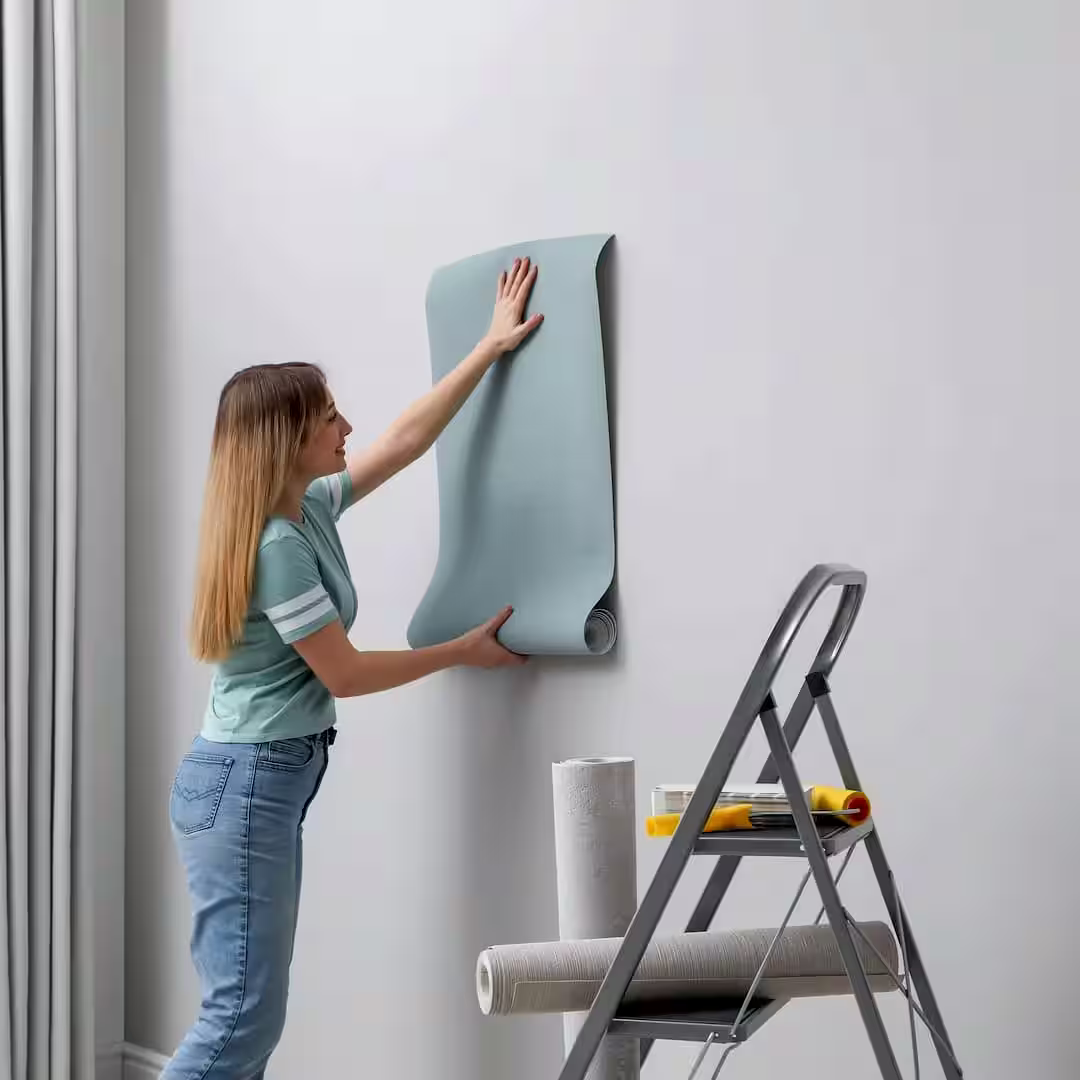 Egy lakberendező lakás belső tervezés közben Bonyhádon