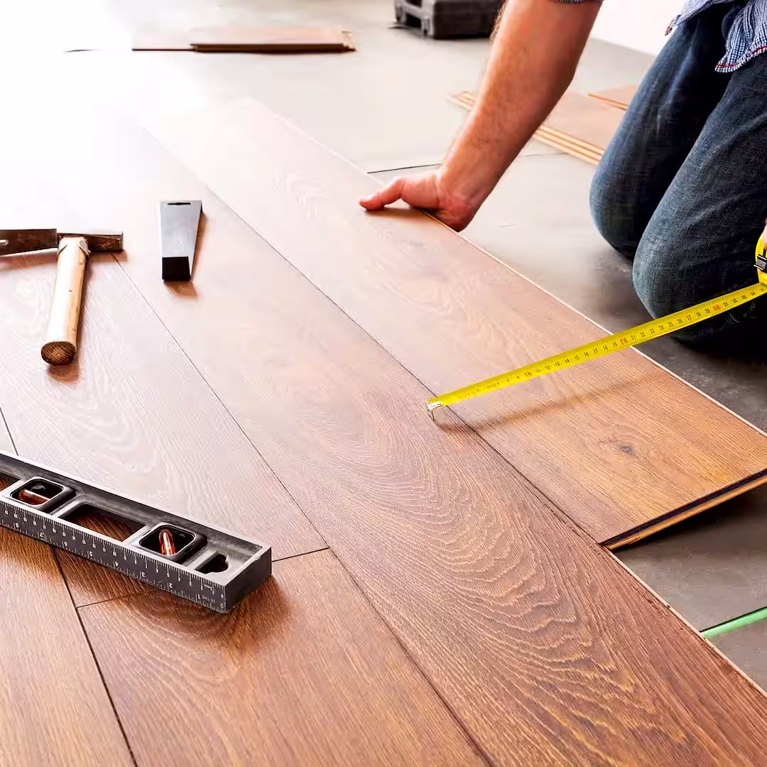 Egy parkettázó laminált padló lerakása közben Kiskunfélegyházan