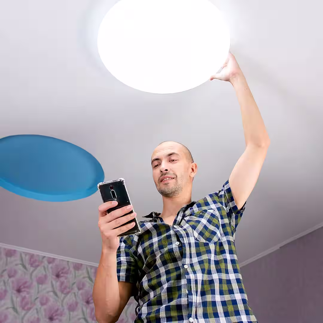 Egy villanyszerelő led lámpa bekötése közben Nagykállóen
