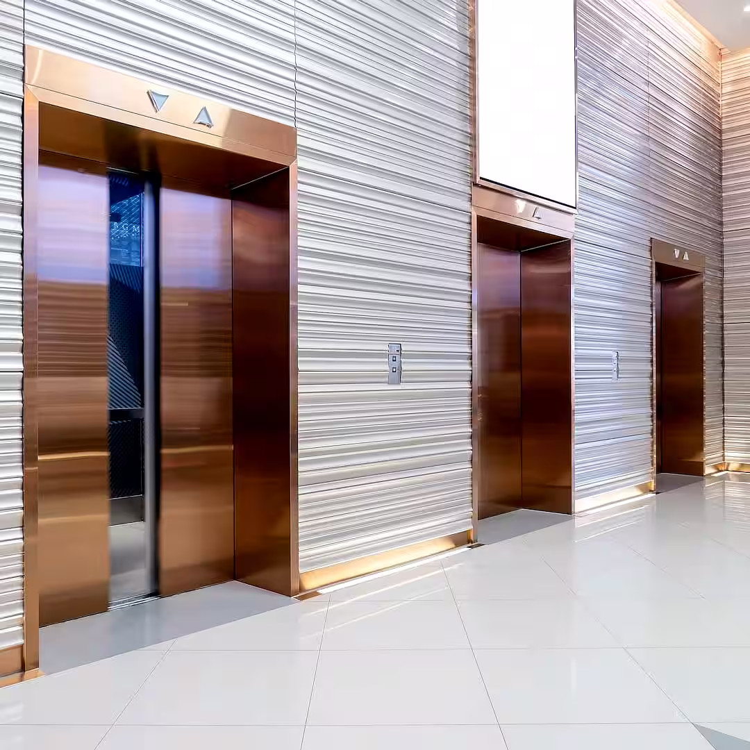 Egy építészmérnök lift tervezés közben Kiskunfélegyházan