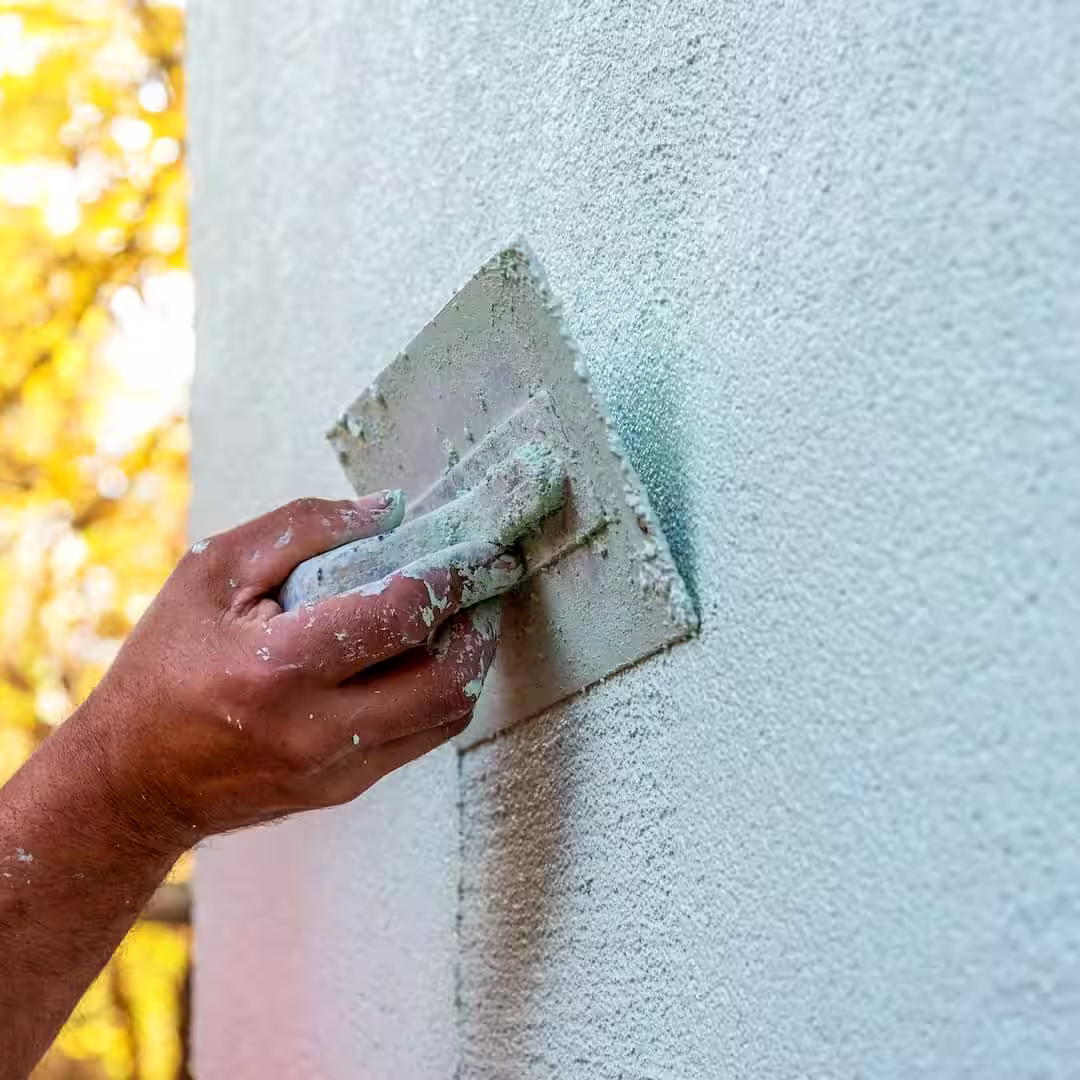 Egy szobafestő nemesvakolat felhordás közben Hajdúsámsonban
